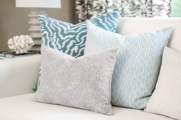 Drapery: Water Reflections - Silver Grey (02); Sofa: Tahoe Weave - Cloud (01); Pillows: Bengal Tiger - Tropic (03), Sun Waves - Pond (04), Earth Maze - Riverstone (04)